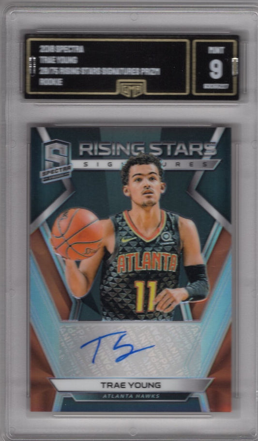 2019 SPECTRA TRAE YOUNG RISING STARS SIGNATURES SILVER PRIZM 28/75 ROOKIE CARD